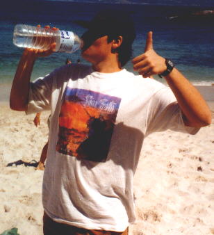 Juan con botella.jpg (20944 bytes)